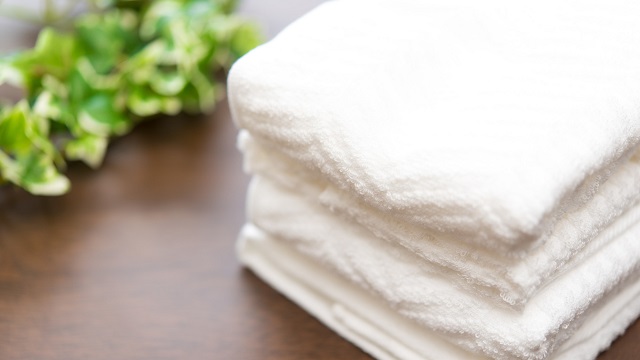 背中ニキビ予防　清潔なタオルで体を拭く